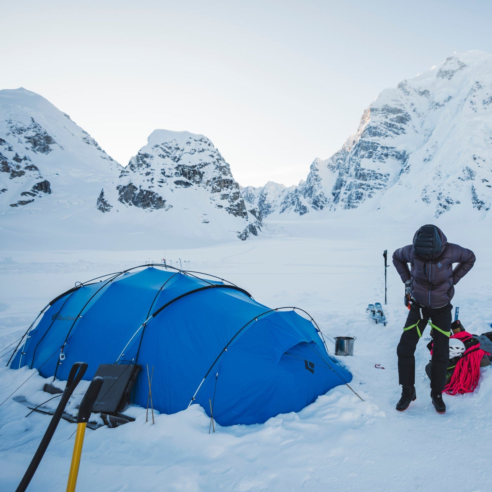 Expeditietent in een besneeuwd berglandschap